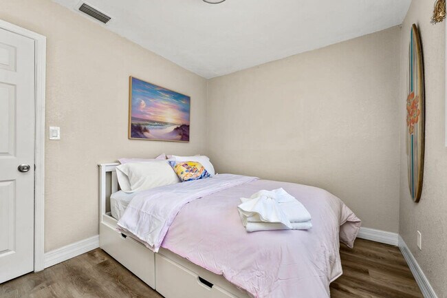 Building Photo - 6660 Date Palm Ave S