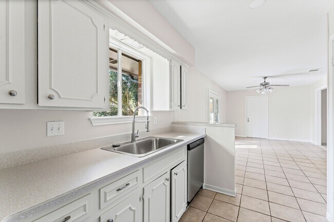 Building Photo - 3427 Dovie Dr