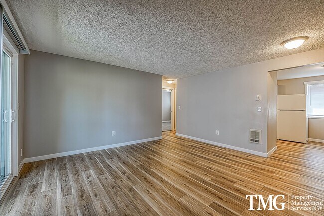 Building Photo - Bright Upper-Level 2 BD with Covered Deck