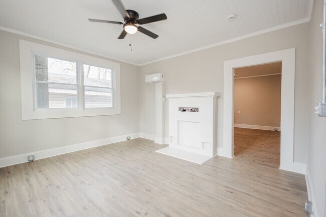 Building Photo - 725 W Poplar St