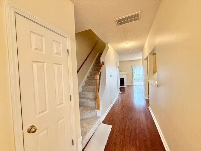 Building Photo - Comfortable 3BD, 2.5BA North Raleigh Townhome with HOA Amenities