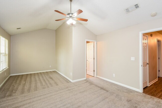 Building Photo - 123 Hidden Creek Dr