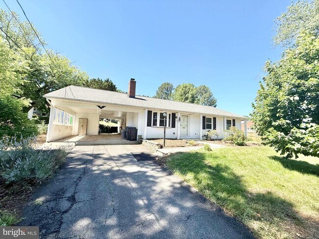 Building Photo - 6219 Yellowstone Dr