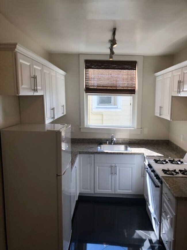 Building Photo - 3155 Broderick St