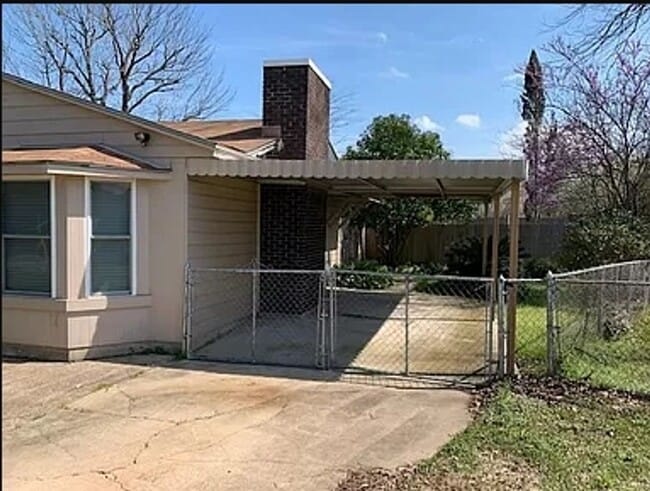 Building Photo - Central Bossier Stunner