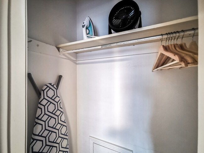 Building Photo - 1207 W 45th St