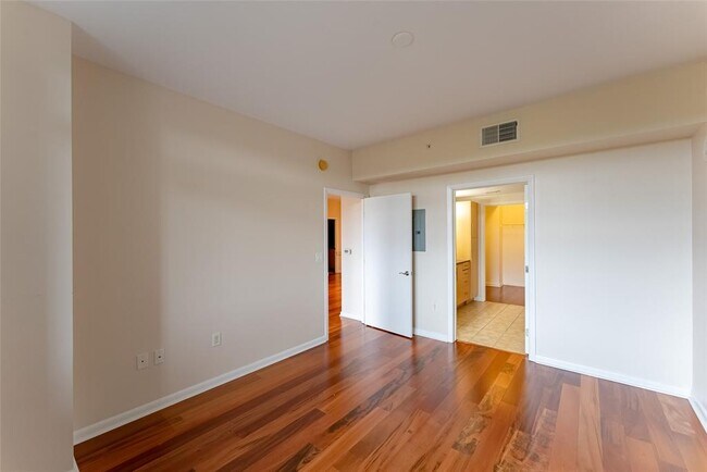 Building Photo - 54 Rainey St