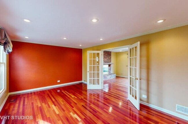 Building Photo - 712 N Victoria Dr