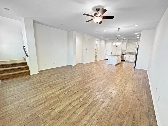 Building Photo - Spacious 3Bd/3.5Ba Home With Views and All...