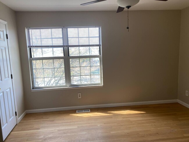 Building Photo - 3494 Burbank Dr
