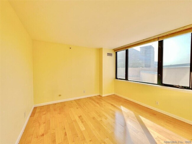 Building Photo - 25 Forest St