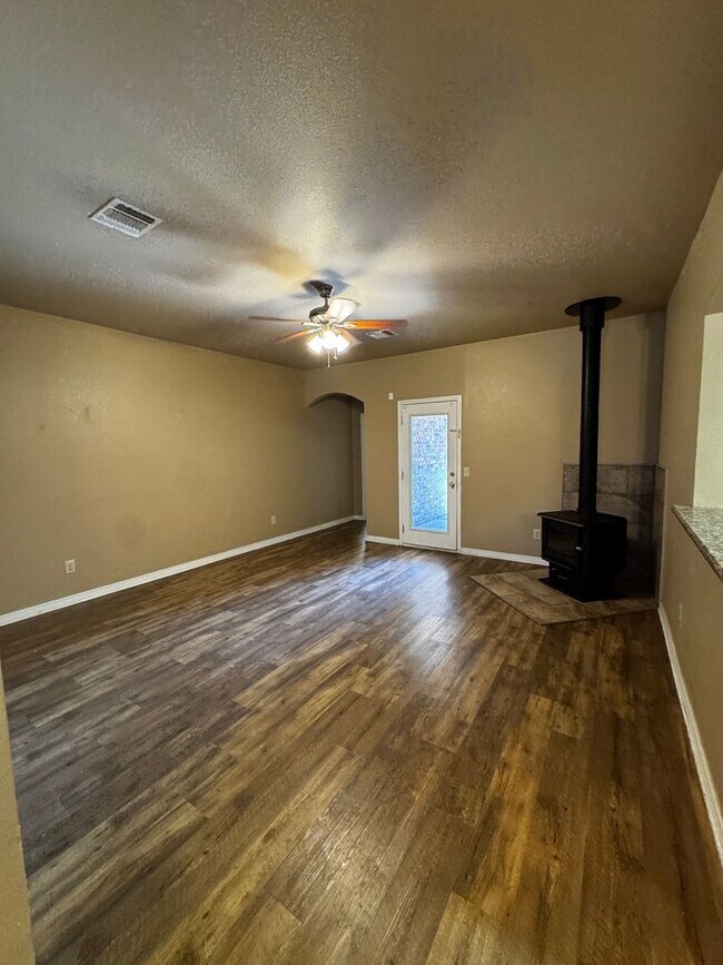 Building Photo - Located in Tradewinds! 3/2/2