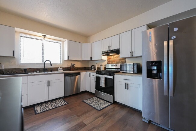 Building Photo - Furnished Master Bedroom 3 with Patio Access — Shared Executive Home