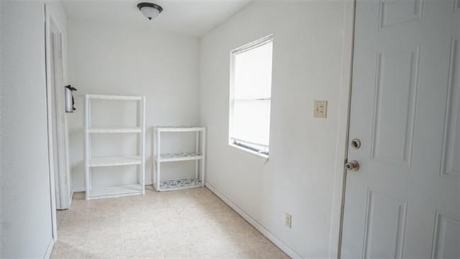 Building Photo - Cozy Three Bedroom House for Rent!