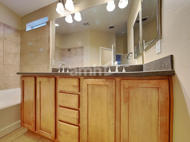 Building Photo - 4013 E Shadow Branch Dr