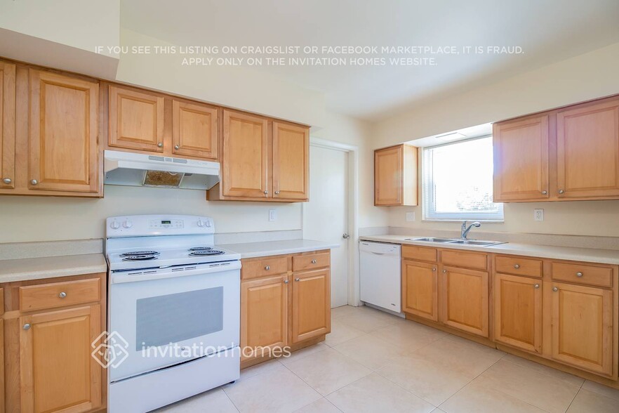 Building Photo - 610 Zinnia Dr