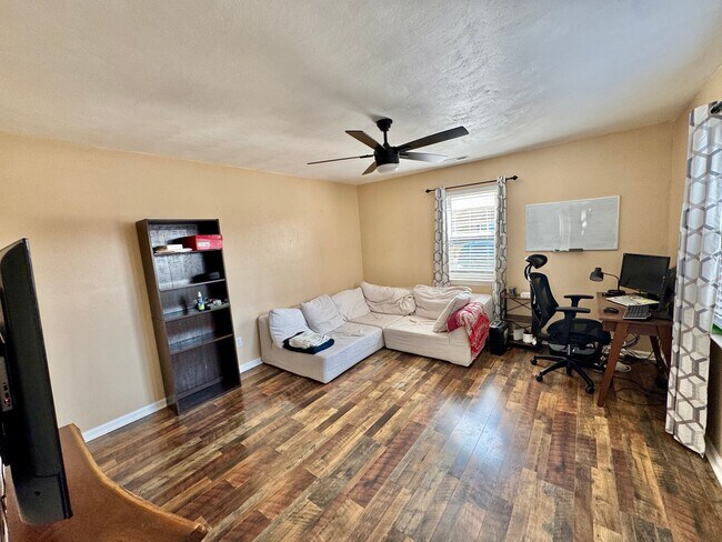 Building Photo - 3 bed/2 bath home on large corner lot