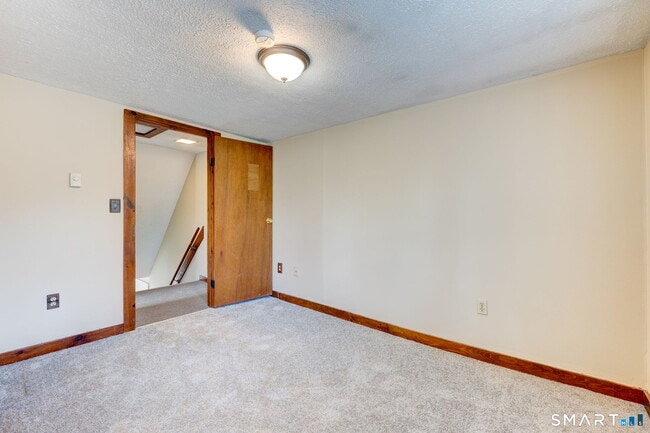 Building Photo - 8 Maple Ave