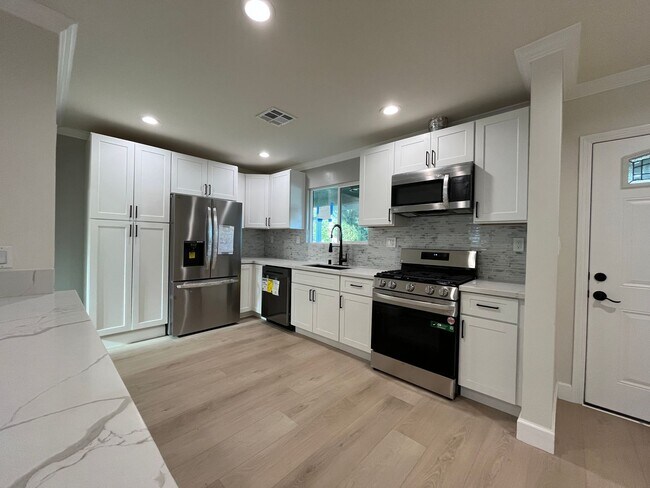 Building Photo - Upgraded + freshly prepped 3+2.5 in Granad...