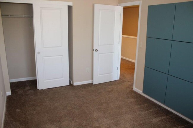 Building Photo - Beautiful 3 Bed/ 2.5 Bath Townhome w/ Gas ...