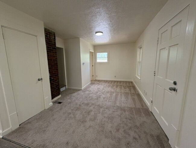 Building Photo - Freshly Updated 3 Bedroom Home with Bonus Room in North Hill