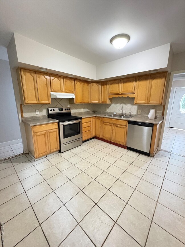 Building Photo - 42 Burlison Ave