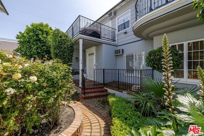 Building Photo - 110 Flores St