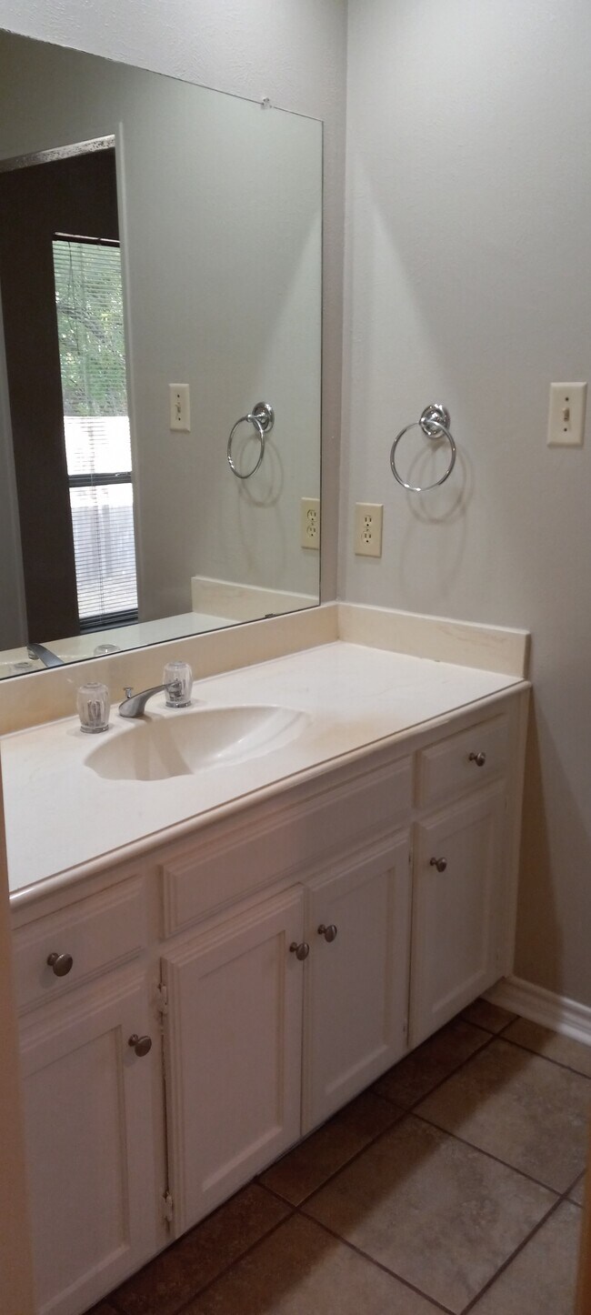 Building Photo - 3200 Foxboro Dr