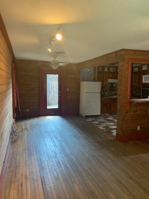 Building Photo - 1021 Oak Dr