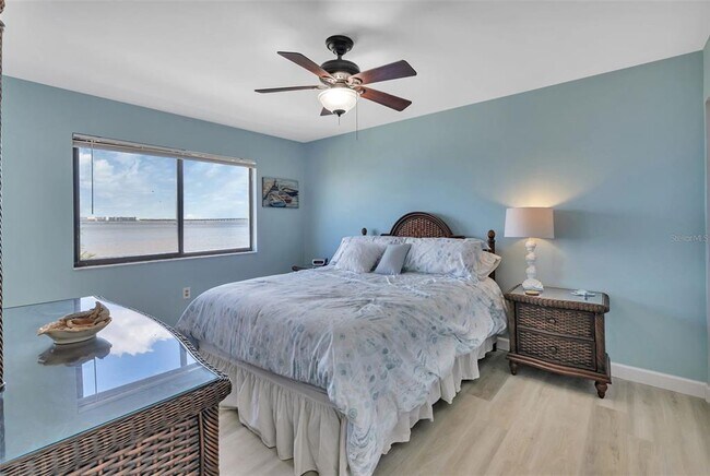 Building Photo - 1500 Park Beach Cir