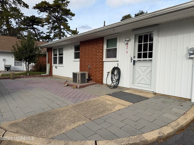 Building Photo - 664D Plymouth Dr