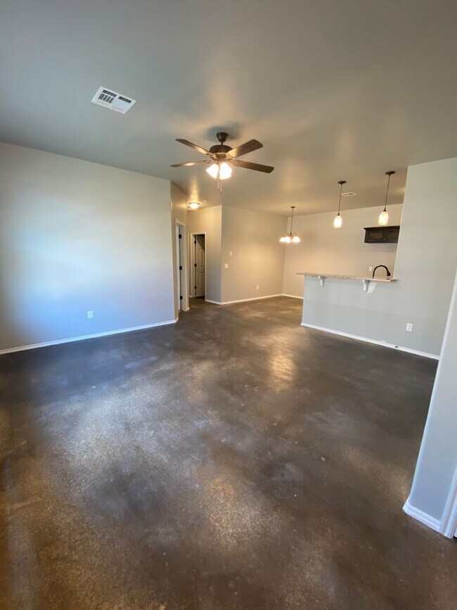 Building Photo - 3 bedroom and 2 bathroom duplex in El Reno!