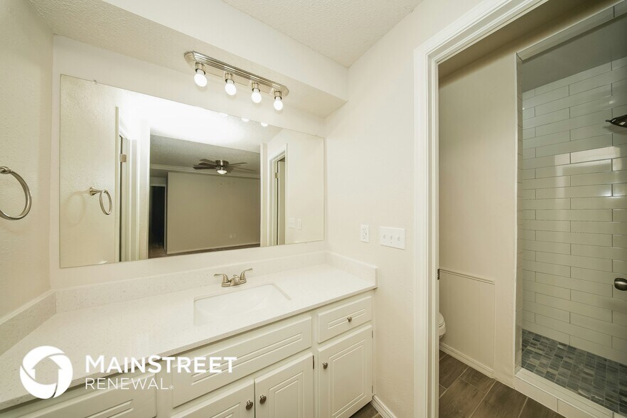 Building Photo - 9900 S Hillcrest Dr