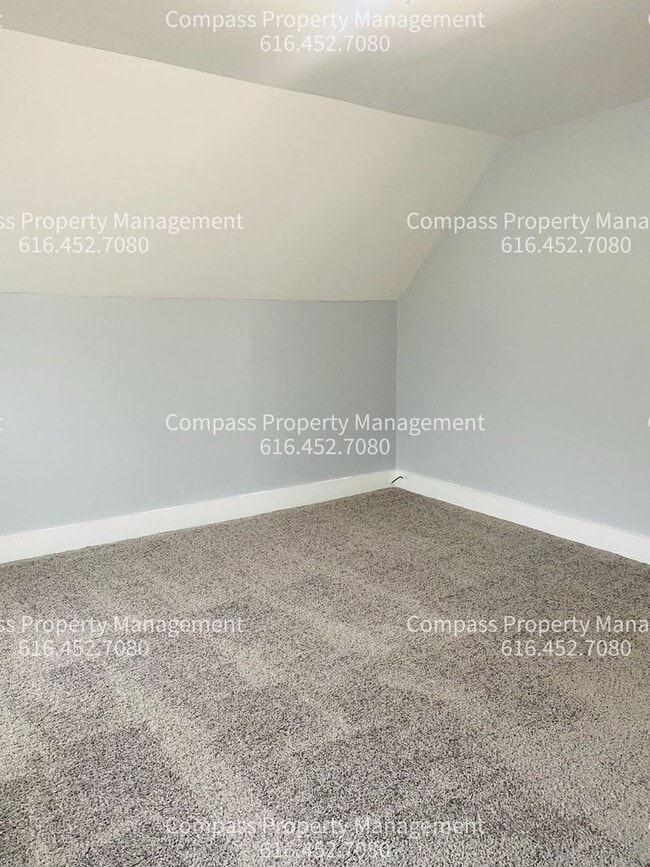 Building Photo - 728 Baxter St SE