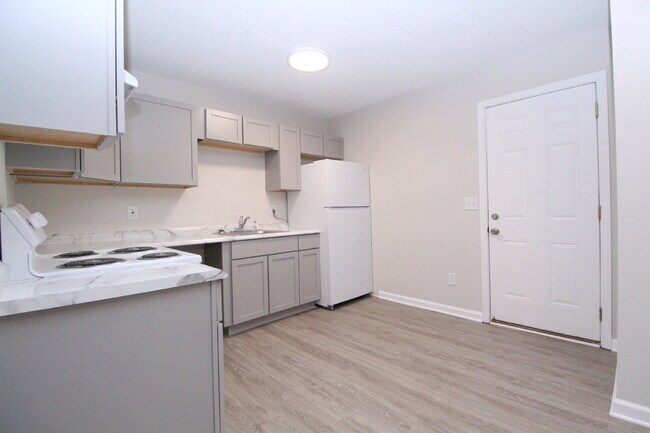 Building Photo - 3BR, 2BA Duplex in NW Pensacola – Convenie...