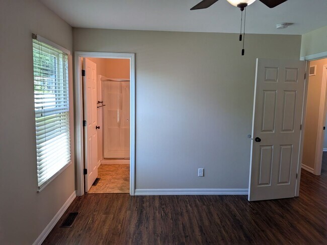 Building Photo - 3 bedroom 3 bathroom house with lots of extras