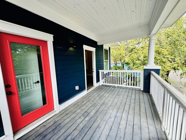 Building Photo - RATE DROP ALERT! (was $2600/month)