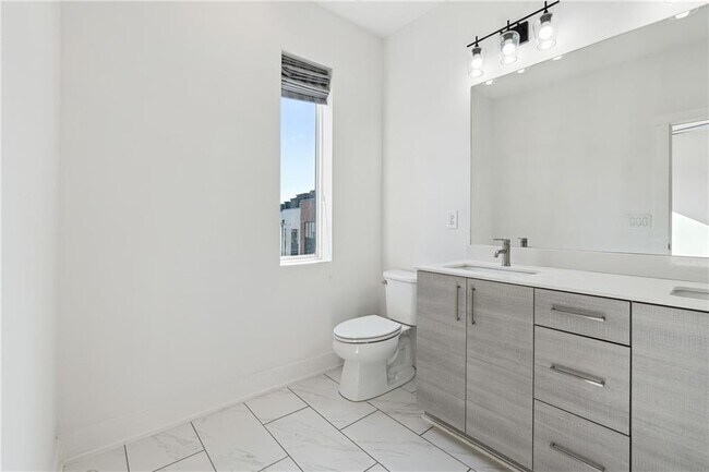 Building Photo - 1207 Chelsea Cir NW