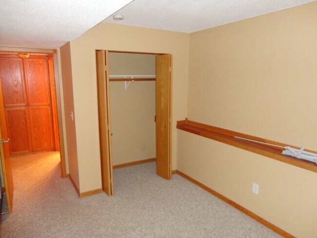 Building Photo - 3 bedroom 2 bath Town House