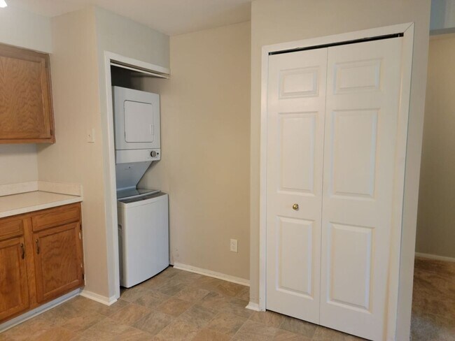 Building Photo - Charming unit in a quiet neighborhood