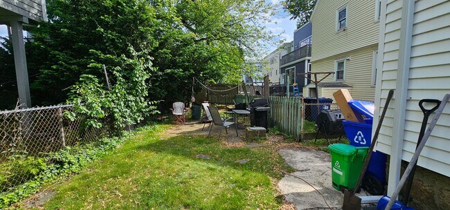Building Photo - 1.5 Bed Spacious Top-Floor Allston apt!