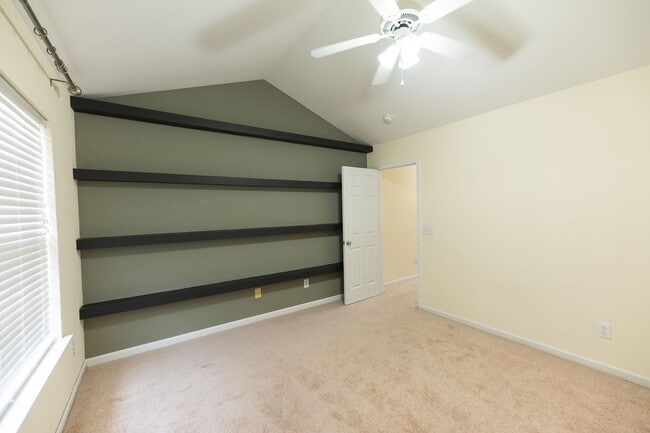 Building Photo - 117 Goldfinch Ave