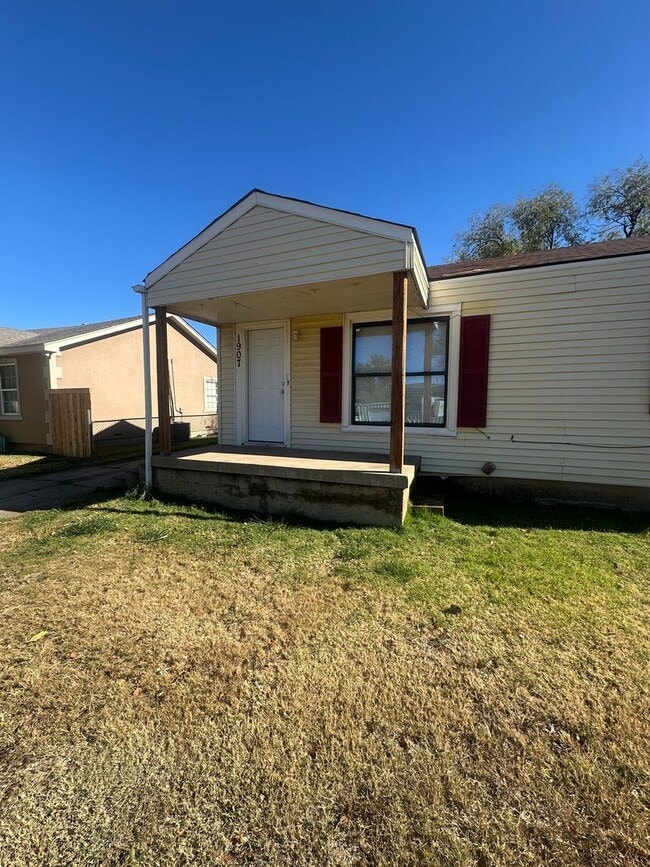 Building Photo - Large 3b 2b Home