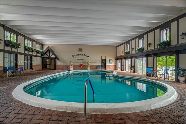 Building Photo - 3760 Inverrary Dr