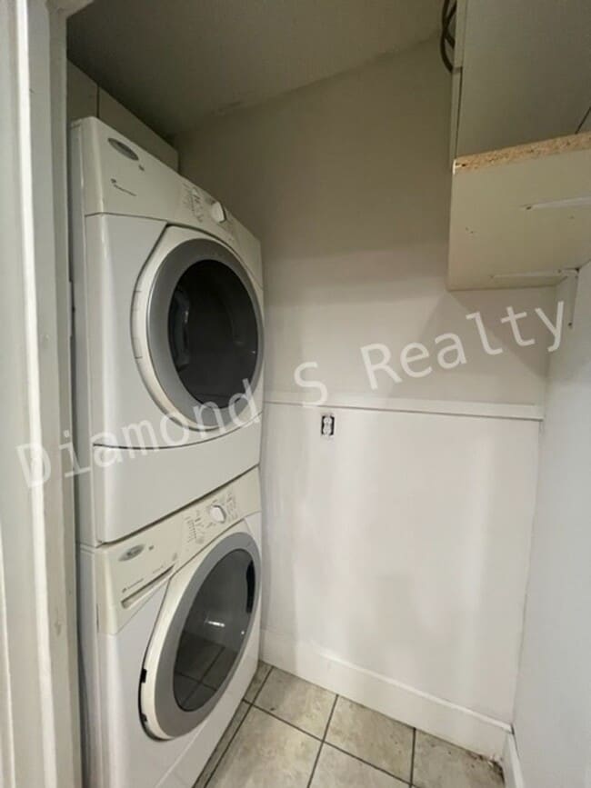 Building Photo - 3 Bedroom Home Available Early June!