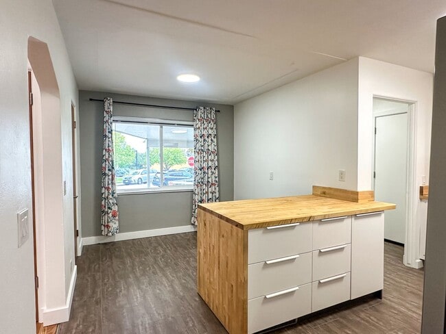 Building Photo - Beautifully Remodeled Duplex in Downtown L...