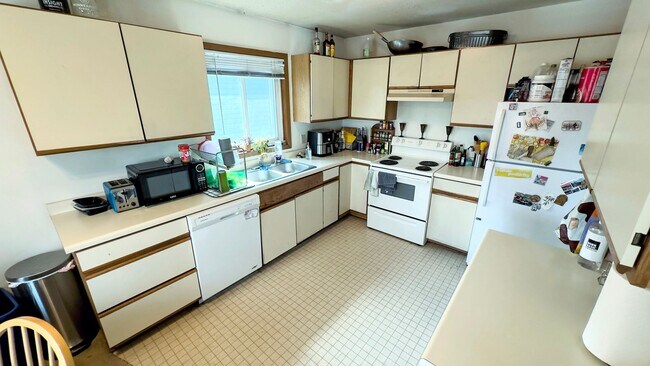 Building Photo - 3 Bed 1 Bath Apartment - Available Septemb...