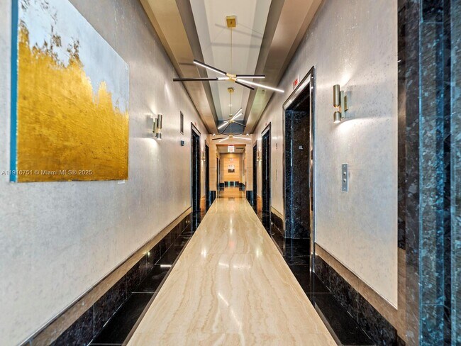 Building Photo - 950 Brickell Bay Dr