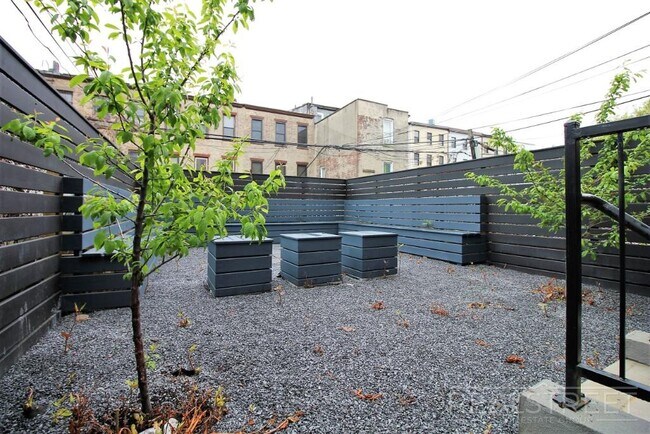 Building Photo - Gates Ave