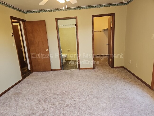 Building Photo - 9 River Dr